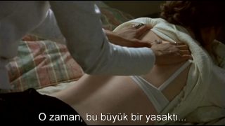 Yüz Üstü Yere Yatan Kadının Masajlı Erotik Fantezileri